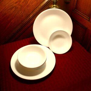 *** CORELLE *** 8 Pcs.  (4 Dinner Plates) (4 Soup/Cereal Bowls)